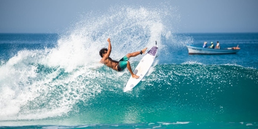 Campeão em etapa de desafio internacional, surfista de Arraial quer 'ondas maiores'