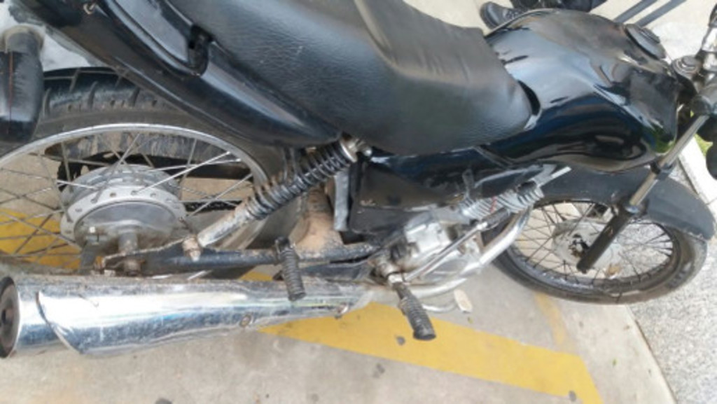 Polícia recupera moto furtada e peças de carro no Alto do Floresta, em Nova Friburgo