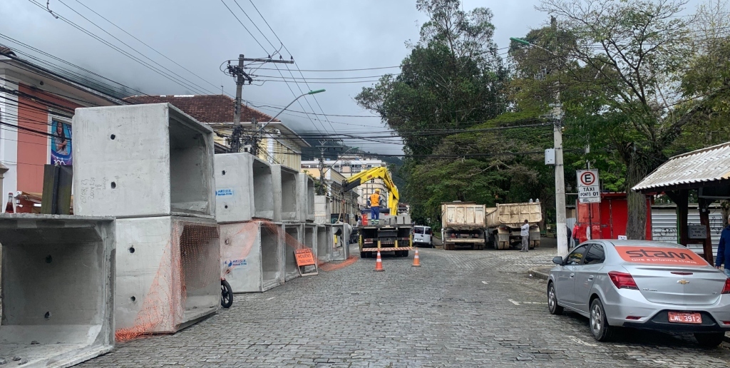 Ruas do centro de Nova Friburgo são interditadas para avanço das obras de drenagem