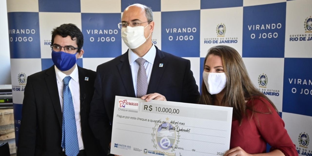 Witzel entrega cheques de programa rural para produtores em Nova Friburgo