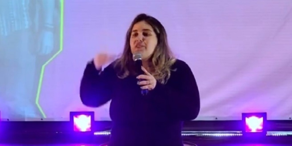 Justiça aceita denúncia contra mulher acusada de discurso racista e homofóbico em igreja 