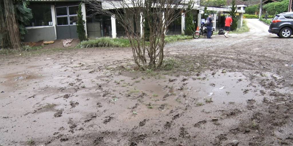 Friburgo: moradores de Mury calculam prejuízos e ficam sem água após enchente