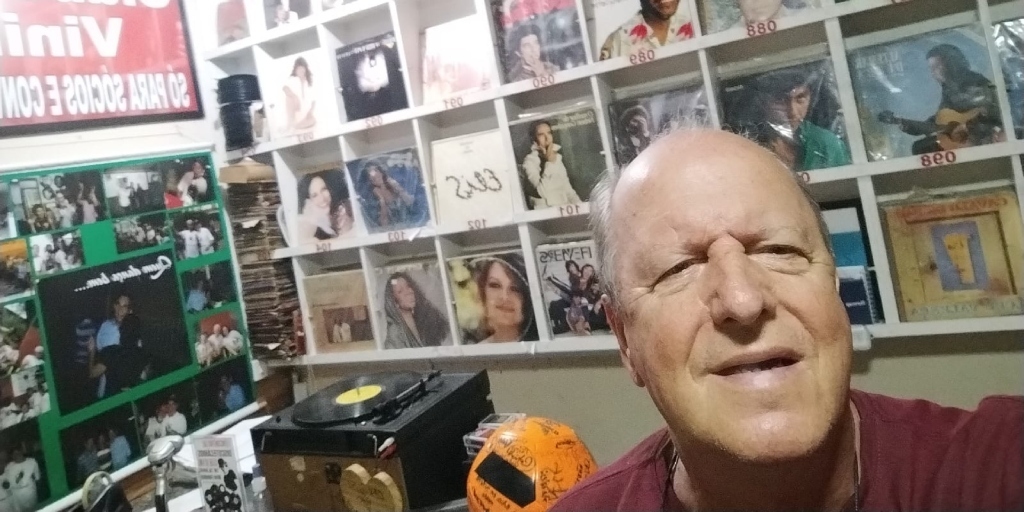 Lalá é conhecido como 'presidente' do vinil em Friburgo 