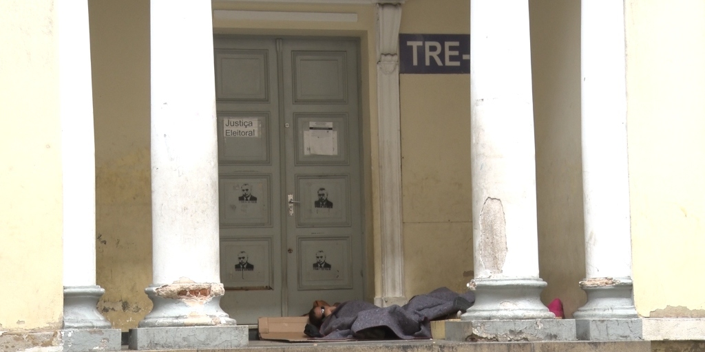 Ocupação de moradores de rua obriga TRE a mudar acesso a cartórios em Nova Friburgo