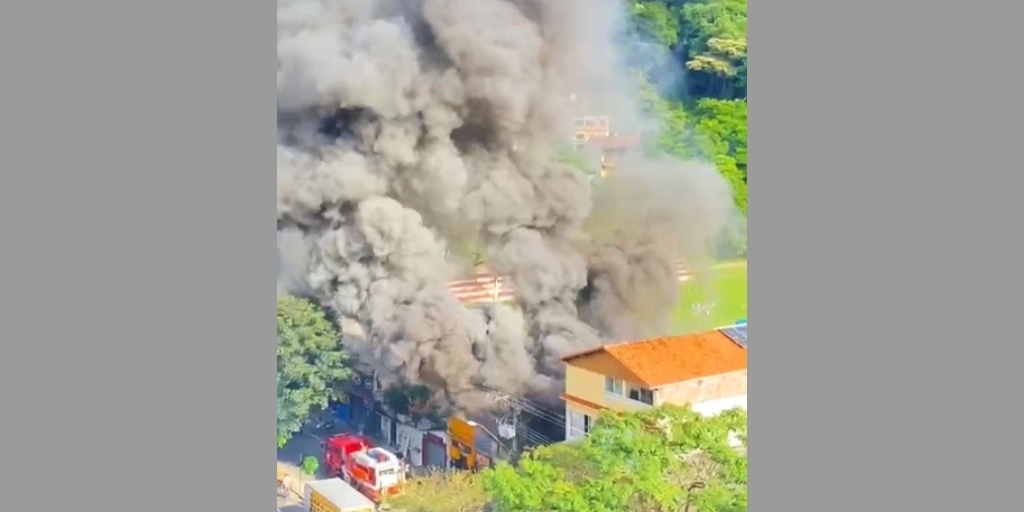 VÍDEO: Incêndio em Cordeiro interdita lojas em um galpão no centro da cidade