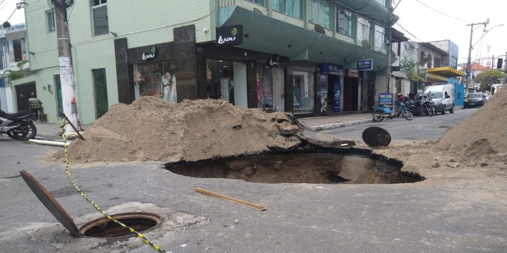 Enorme cratera se abriu no centro de Cabo Frio