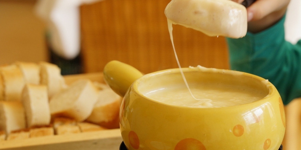 Como fazer fondue em casa? Separamos dicas caseiras para o preparo do queridinho do inverno 