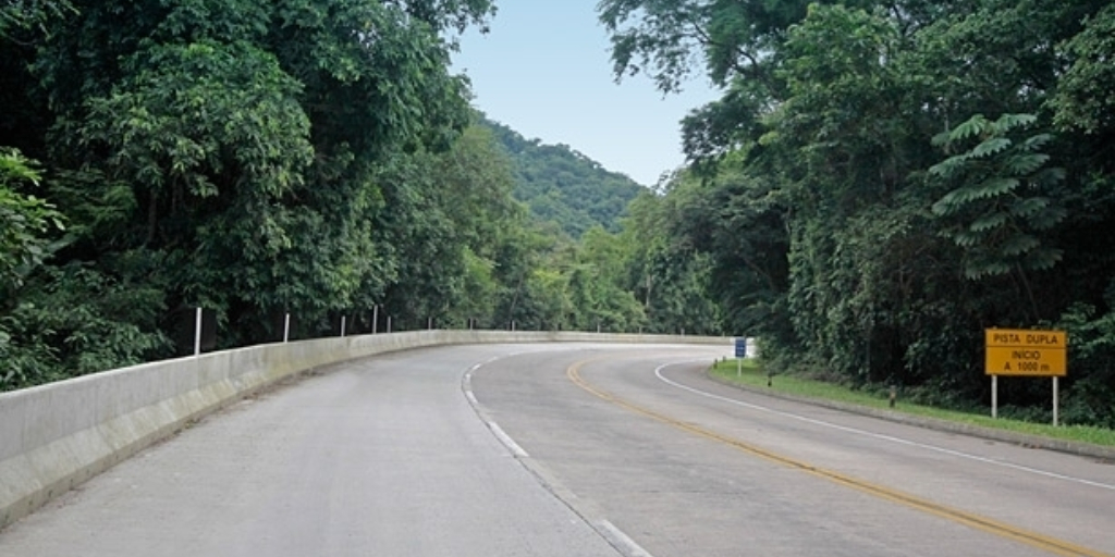 CRT fecha acostamento da BR-116/RJ, sentido Teresópolis