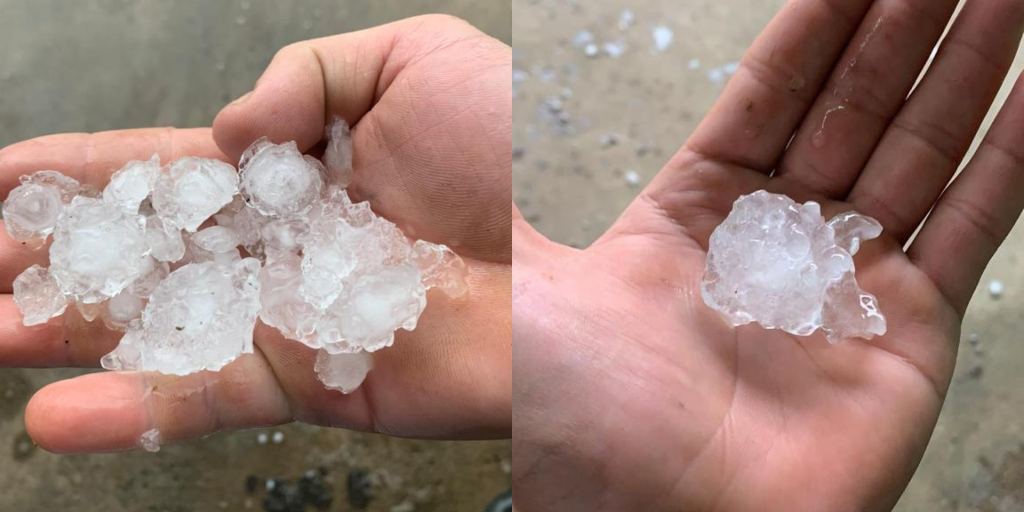 Morador segura pedras de gelo após temporal de granizo em Bonsucesso, Teresópolis