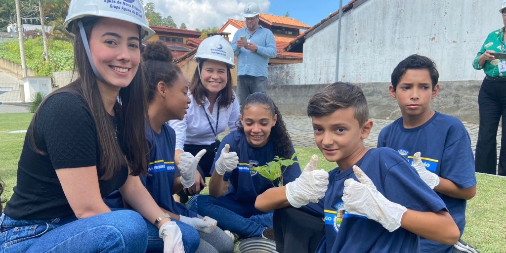 No Dia da Água, alunos plantaram mudas de árvores