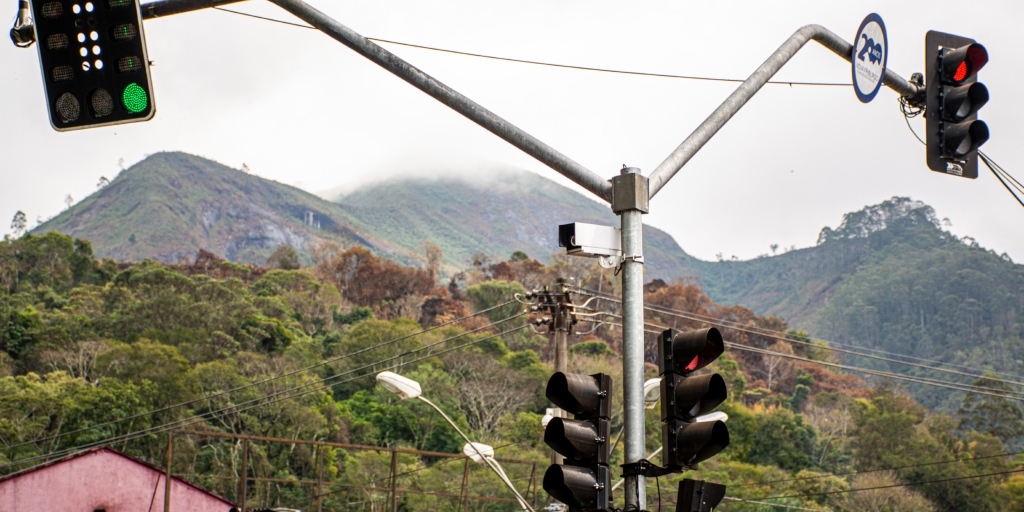 DER diz que Smomu não pode multar em trecho urbano das rodovias estaduais em Friburgo e que reassumirá a fiscalização