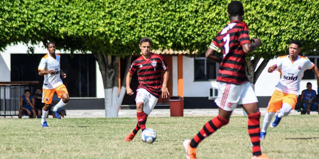 Jovem talento! Volante friburguense é contratado para atuar no Flamengo 