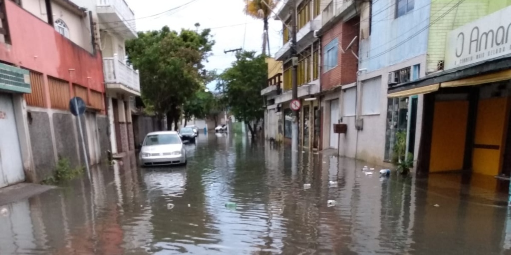 Água invadiu casas na rua Américo Vespúcio, em Arraial do Cabo