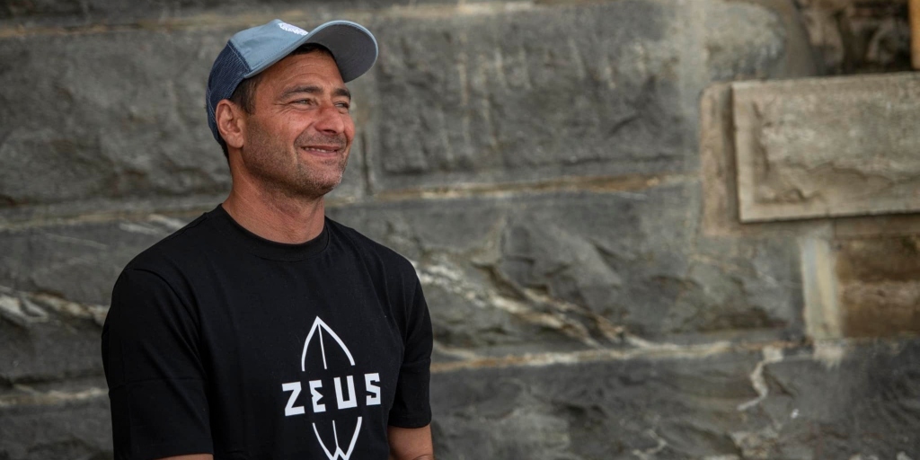 Pioneiro nas ondas gigantes de Nazaré, Éric Rebière lança livro 'Surfista Carioca' em Cabo Frio