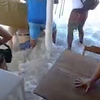 VÍDEO: ondas invadem quiosque em Búzios e assustam banhistas 