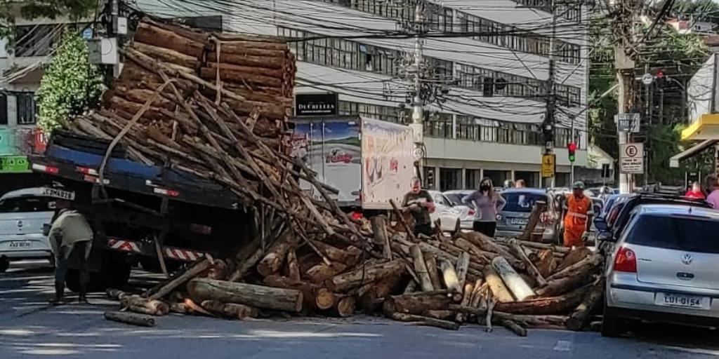 Carga de caminhão se desprende e atinge carros em via importante de Nova Friburgo