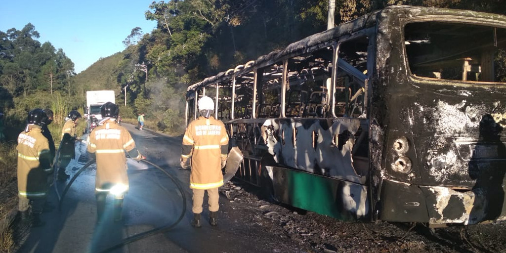 Ônibus da linha Rio Bonito pega fogo na Estrada Mury-Lumiar.