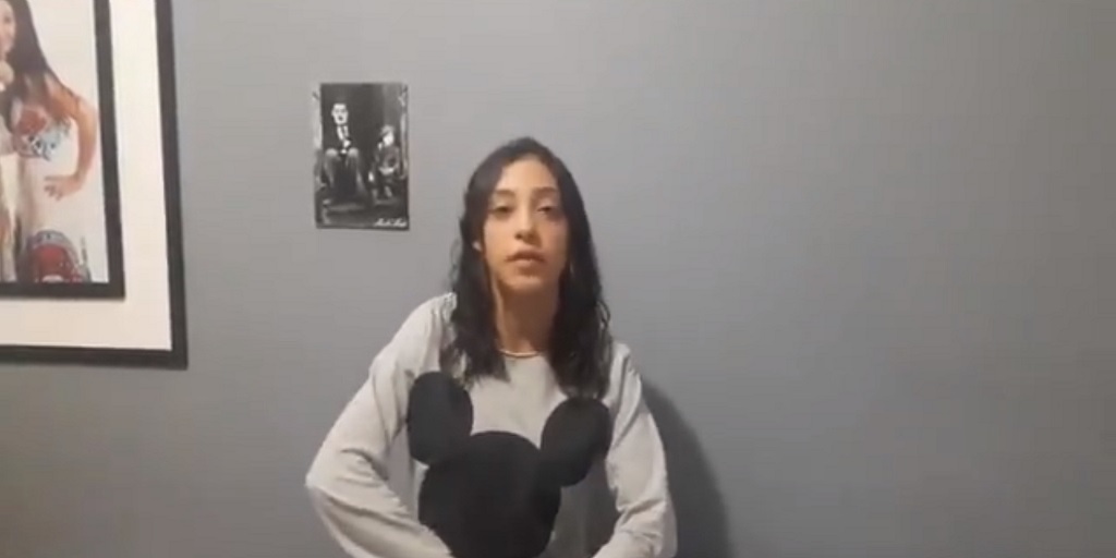 A estudante Rebecca Campos em um vídeo publicado nas redes sociais 