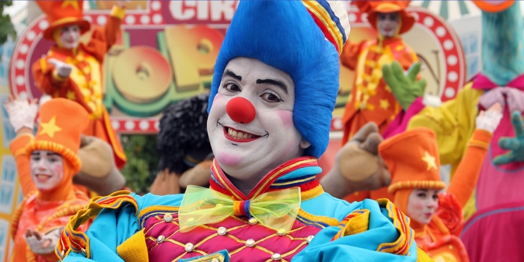 Palhaço Topetão faz apresentação para as crianças no domingo, 12