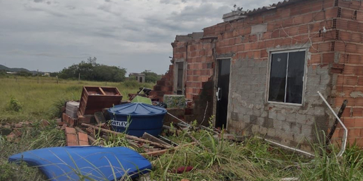 Casas desabam após chuva e vento forte em Iguabinha, distrito de Araruama