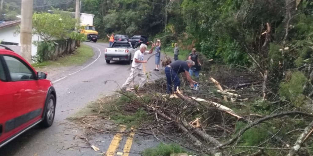 Chuva causa transtornos na Região Serrana no final de semana. Veja como fica o tempo