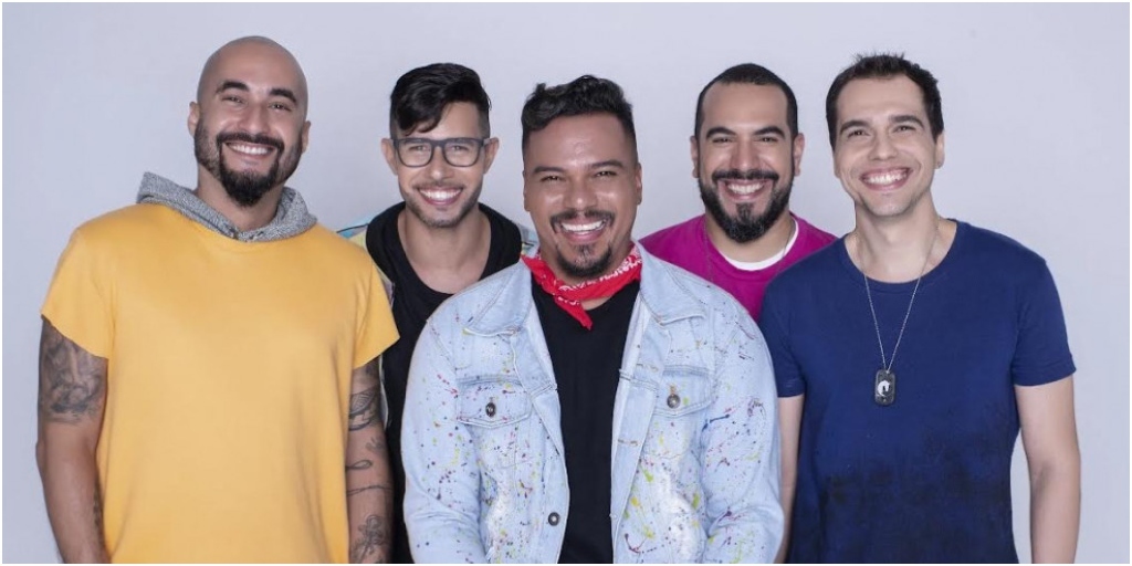 Grupo de pagode Sorriso Maroto sobe ao palco no dia do aniversário de Arraial