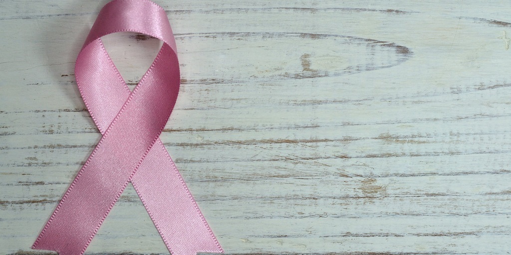 Laço rosa é o símbolo deste mês de combate ao câncer de mama
