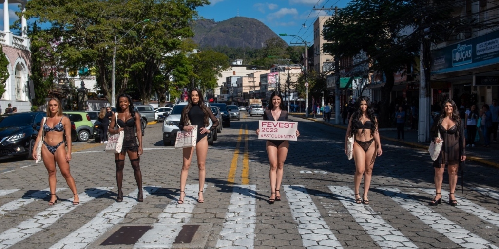 Modelos desfilam por pontos movimentados de Nova Friburgo para divulgar Fevest 2023