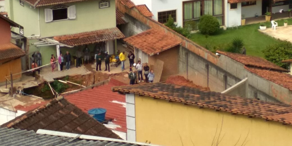Trabalhadores da Prefeitura de Teresópolis são soterrados em obra no Barroso