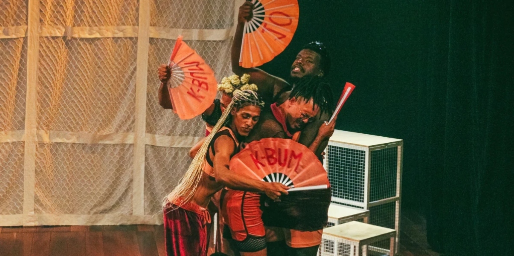 Espétaculo premiado retrata os bastidores de uma disputa acirrada entre dois times pelo uso de um campinho no subúrbio carioca