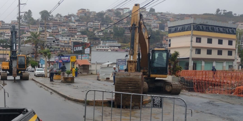 Obra de ponte em Conselheiro Paulino muda itinerários de ônibus e causa congestionamento no trânsito