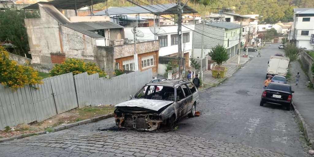 Veículo pega fogo em bairro de Nova Friburgo na madrugada desta sexta-feira 