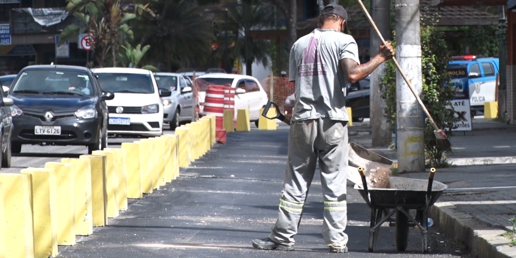 Homens trabalham em obra na via compartilhada nesta quarta-feira