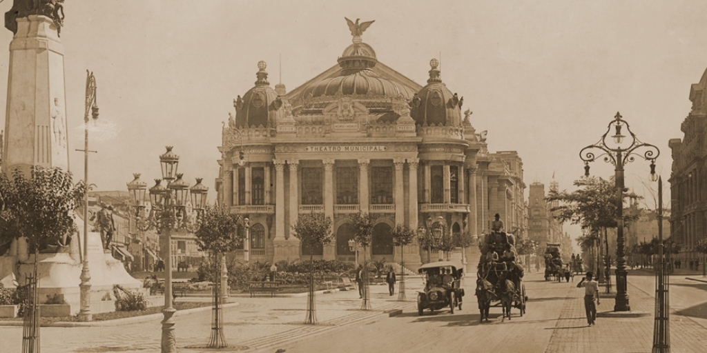 Cordeiro recebe projeto que apresenta marcos históricos do Theatro Municipal do Rio de Janeiro