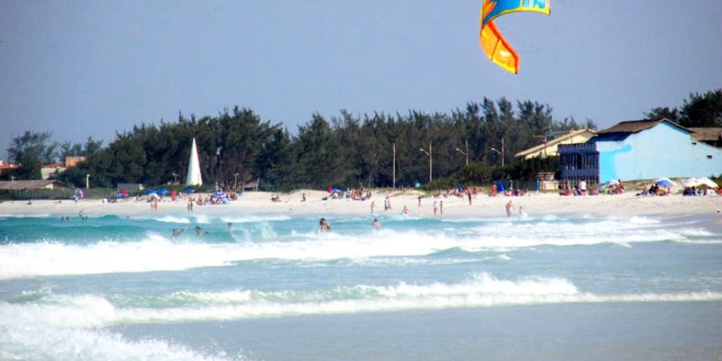 Praia das Dunas é uma das opções para fugir do tumulto da Praia do Forte 