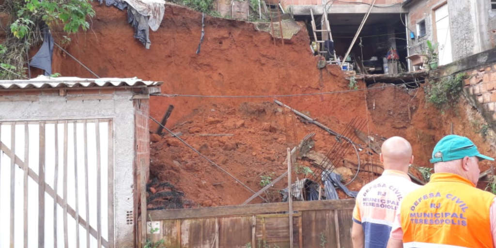 Temporal que atingiu Teresópolis gerou deslizamento de terra no bairro de São Pedro, nesta segunda