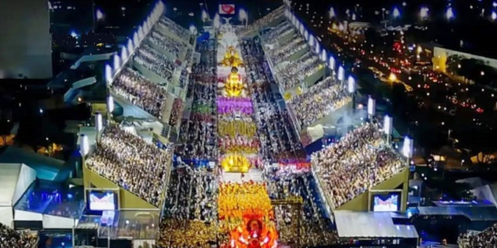 Foliões de Friburgo fazem caravanas para assistir ao desfile das escolas de samba na Sapucaí