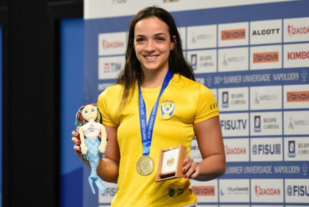 Jhennifer Alves com sua medalha após premiação