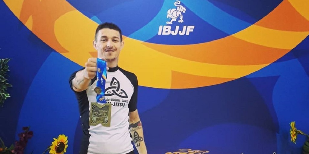 Lutador friburguense celebra medalhas ao participar de tour pela Europa