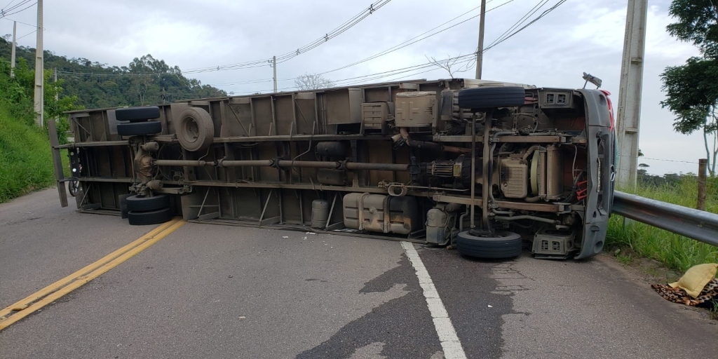 Caminhão de alimentos tomba nesta quarta-feira na RJ-130, entre Teresópolis e Friburgo