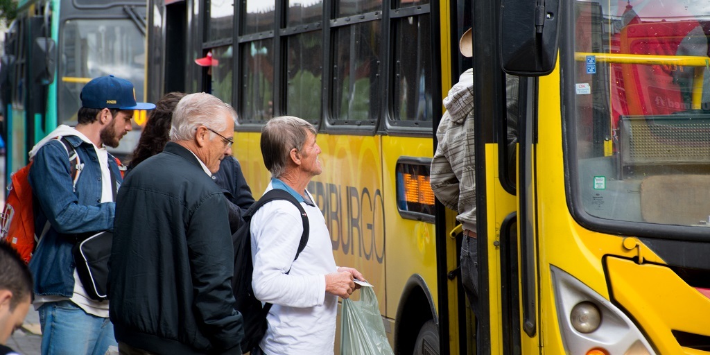 Câmara de Friburgo derruba restrições à gratuidade em ônibus para idosos de 60 a 64 anos 