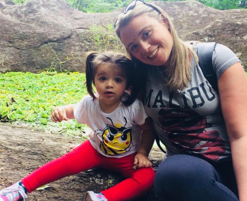 Durante as férias escolares, Fernanda e a filha, Maria, costumam sair para atividades ao ar livre