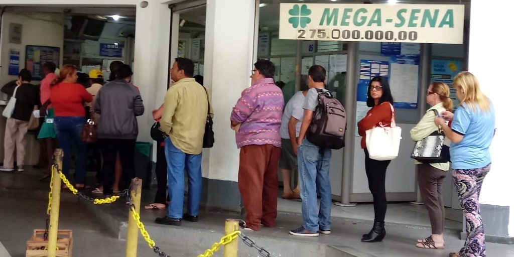 Fila de apostadores na manhã desta quinta, 9, em lotérica do Centro de Friburgo