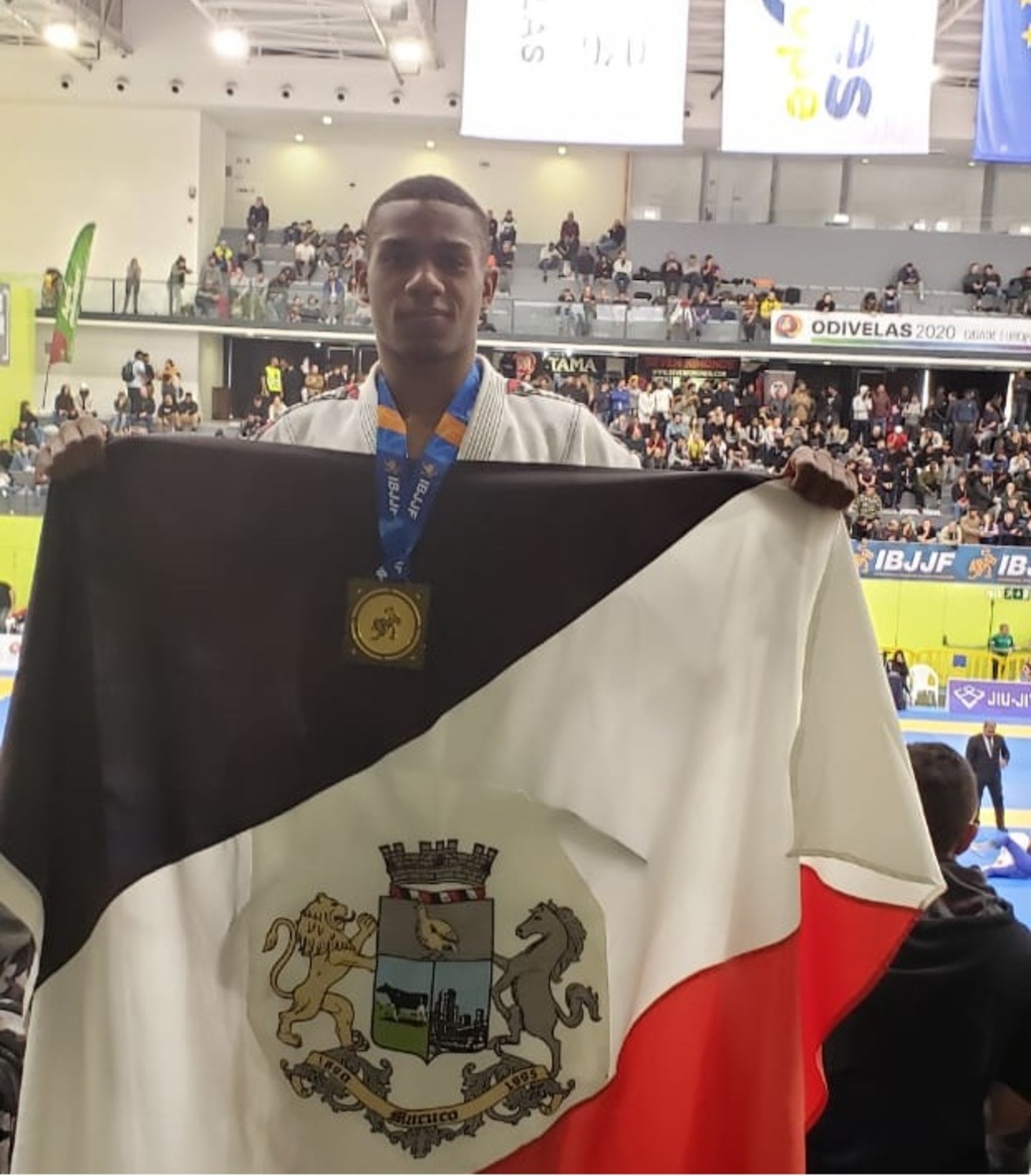 Emanuel Bastos com a bandeira do município de Macuco