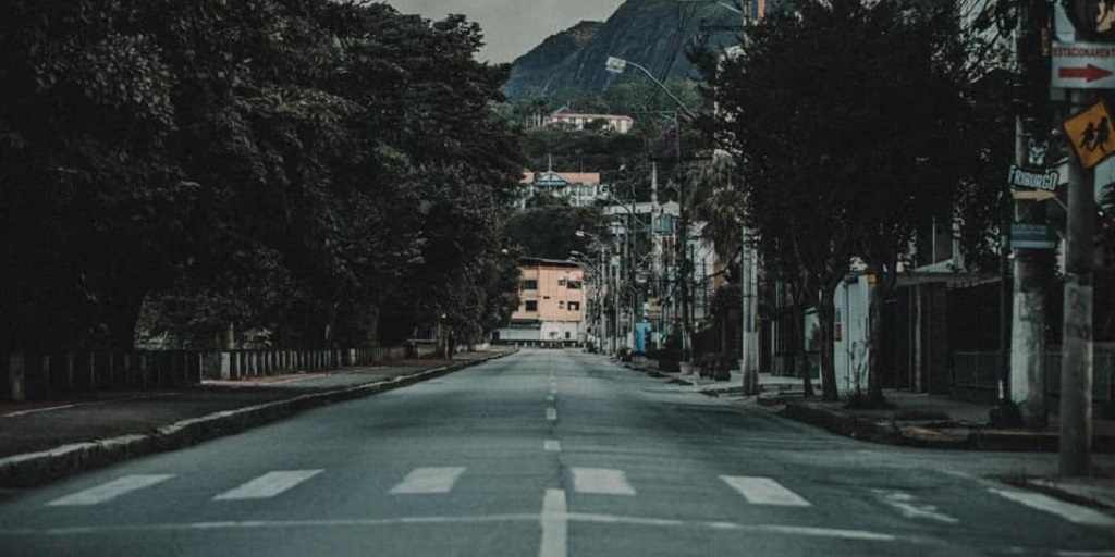 Avenida Galdino do Valle Filho completamente sem movimento no fim da tarde de domingo