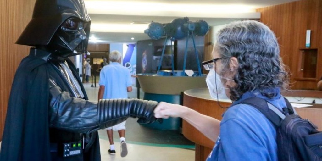 Darth Vader carioca incentivou campanha de vacinação contra a Covid-19 no Planetário do Rio de Janeiro