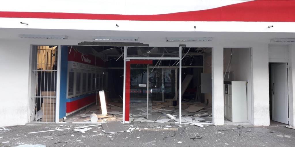 Bandidos armados usam explosivos para assaltar agência bancária em Cachoeiras de Macacu