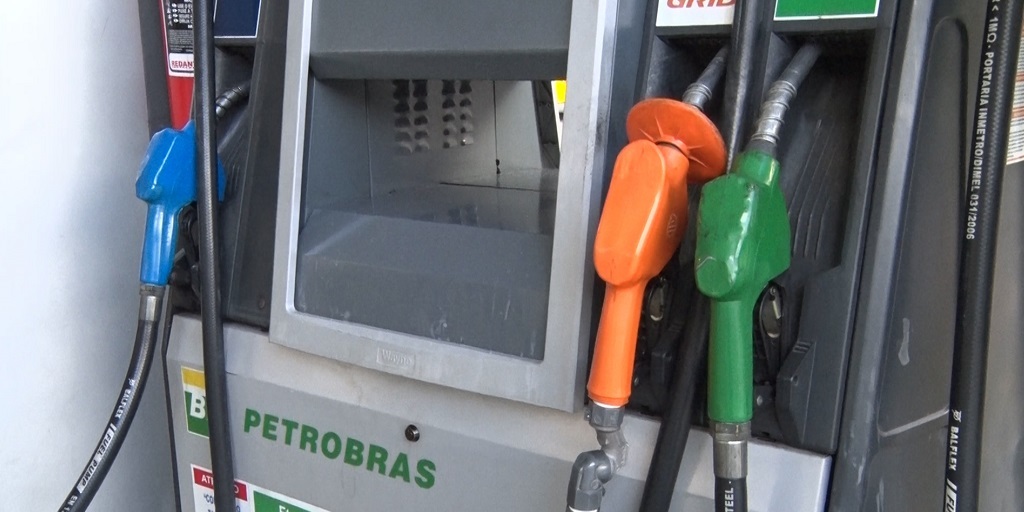 Com a gasolina mais cara do país, população do estado do Rio sofre com aumentos