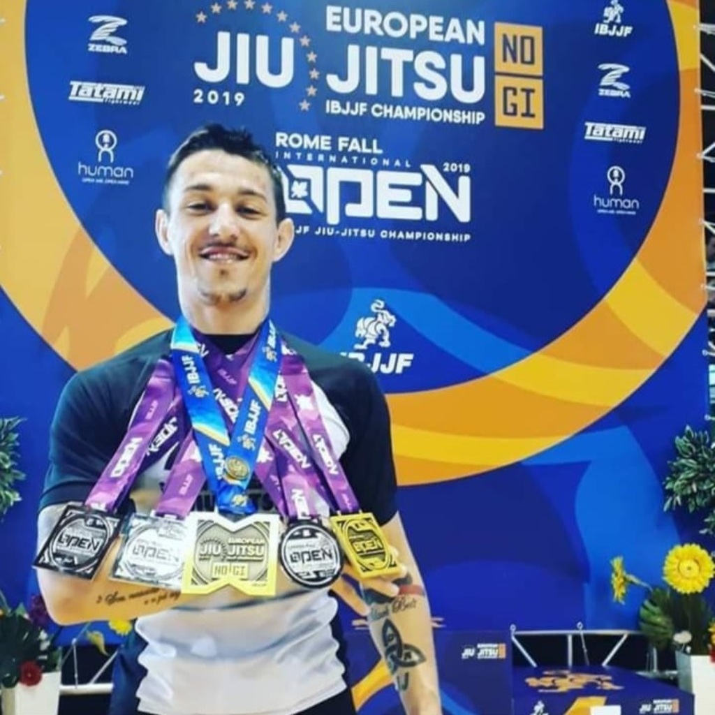 Kleiton Teixeira com as medalhas conquistadas durante competições realizadas na Europa