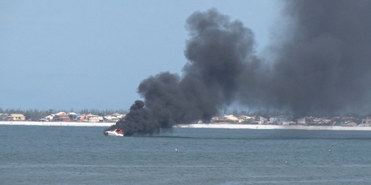 Lancha pega fogo na Praia das Dunas em Cabo Frio; confira